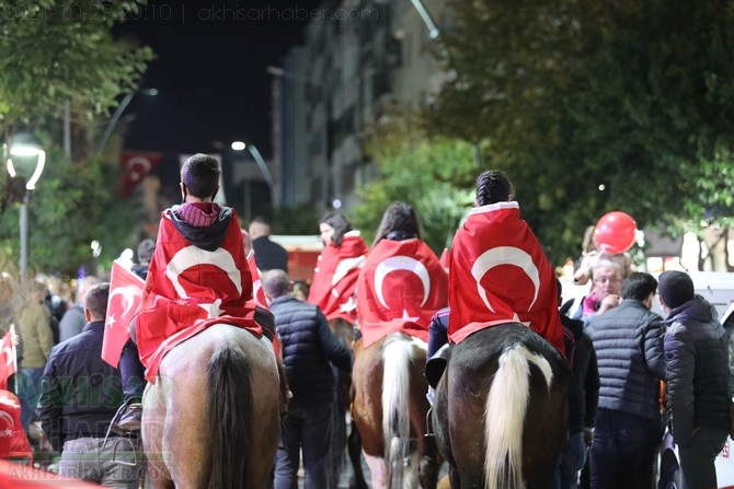 Cumhuriyet Bayramı 98.yılı Fener Alayı renkli görüntülere sahne oldu 14