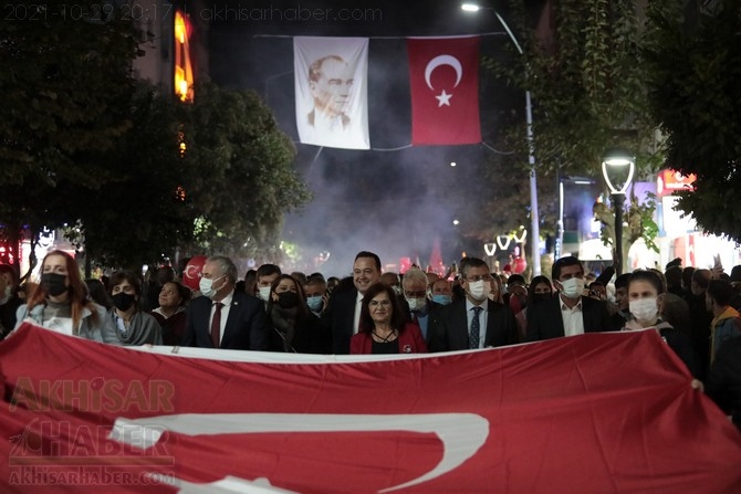 Cumhuriyet Bayramı 98.yılı Fener Alayı renkli görüntülere sahne oldu 18