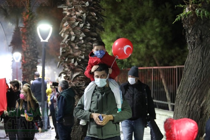 Cumhuriyet Bayramı 98.yılı Fener Alayı renkli görüntülere sahne oldu 23