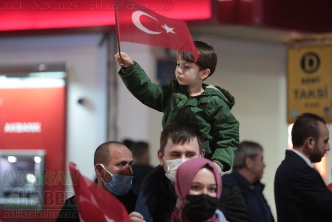 Cumhuriyet Bayramı 98.yılı Fener Alayı renkli görüntülere sahne oldu 37