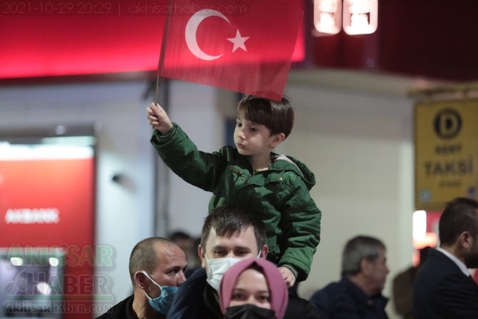 Cumhuriyet Bayramı 98.yılı Fener Alayı renkli görüntülere sahne oldu 38