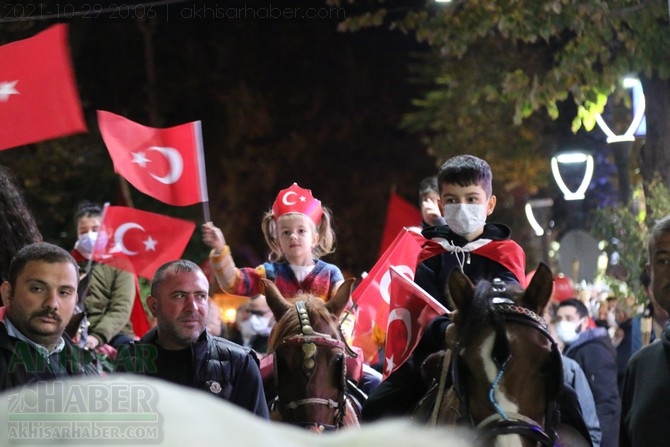 Cumhuriyet Bayramı 98.yılı Fener Alayı renkli görüntülere sahne oldu 62