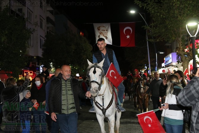 Cumhuriyet Bayramı 98.yılı Fener Alayı renkli görüntülere sahne oldu 63