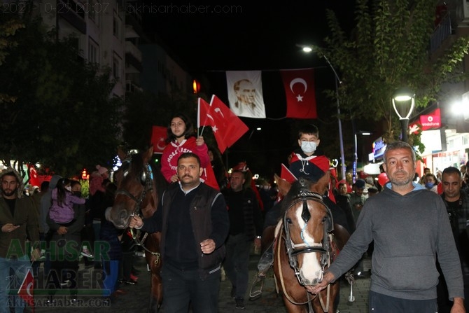 Cumhuriyet Bayramı 98.yılı Fener Alayı renkli görüntülere sahne oldu 64