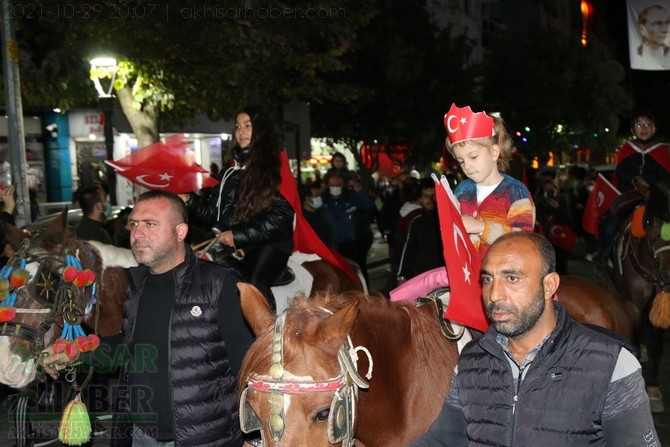 Cumhuriyet Bayramı 98.yılı Fener Alayı renkli görüntülere sahne oldu 65