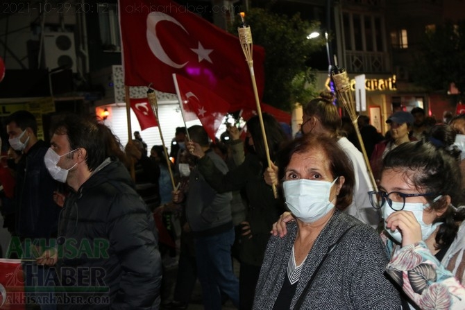 Cumhuriyet Bayramı 98.yılı Fener Alayı renkli görüntülere sahne oldu 80