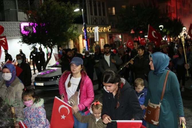 Cumhuriyet Bayramı 98.yılı Fener Alayı renkli görüntülere sahne oldu 81