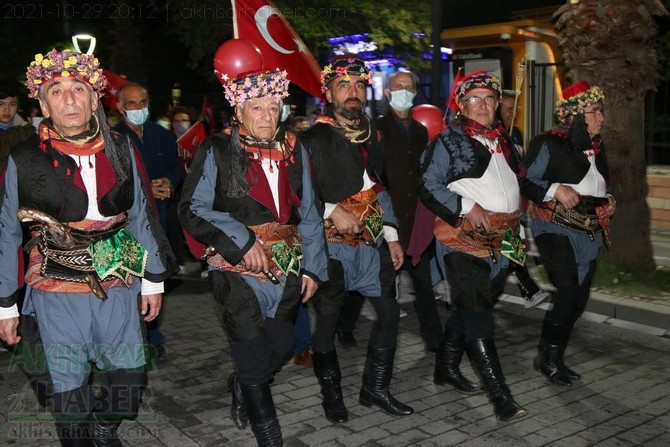 Cumhuriyet Bayramı 98.yılı Fener Alayı renkli görüntülere sahne oldu 83