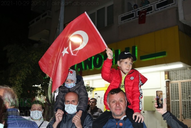 Cumhuriyet Bayramı 98.yılı Fener Alayı renkli görüntülere sahne oldu 84