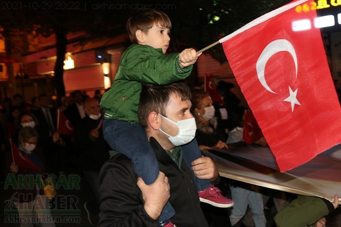 Cumhuriyet Bayramı 98.yılı Fener Alayı renkli görüntülere sahne oldu 92