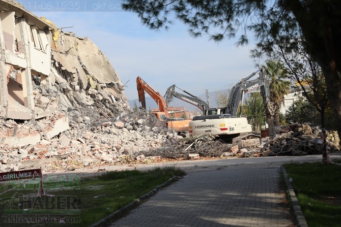 Eski ismi Akhisar Ticaret Lisesi binası yıkılıyor 9