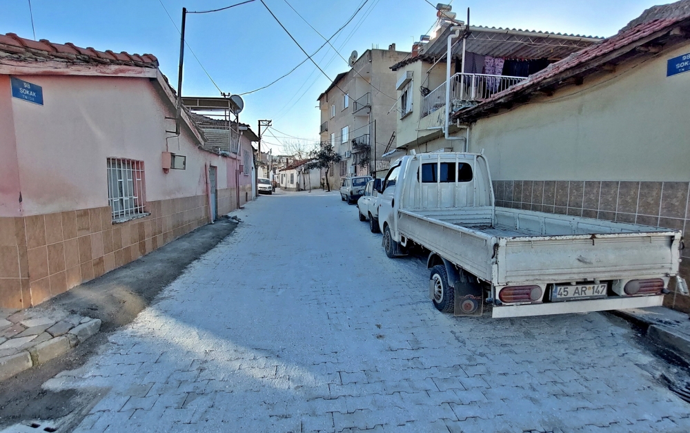 Akhisar Belediyesi'nden 527 sokağa asfalt, 98 sokağa parke taş 4