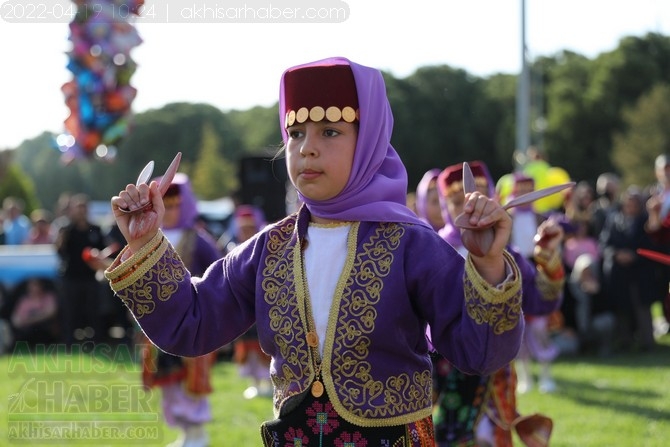 Akhisar'da Halk Oyunları Bahar Şenliği Renkli görüntülere sahne old 10