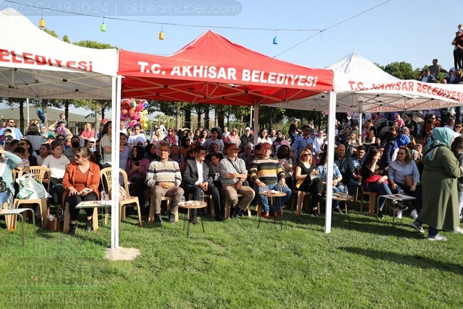 Akhisar'da Halk Oyunları Bahar Şenliği Renkli görüntülere sahne old 101