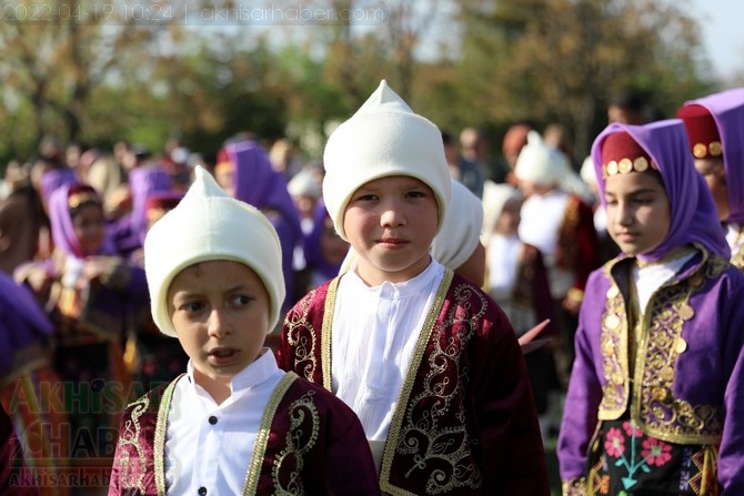 Akhisar'da Halk Oyunları Bahar Şenliği Renkli görüntülere sahne old 102