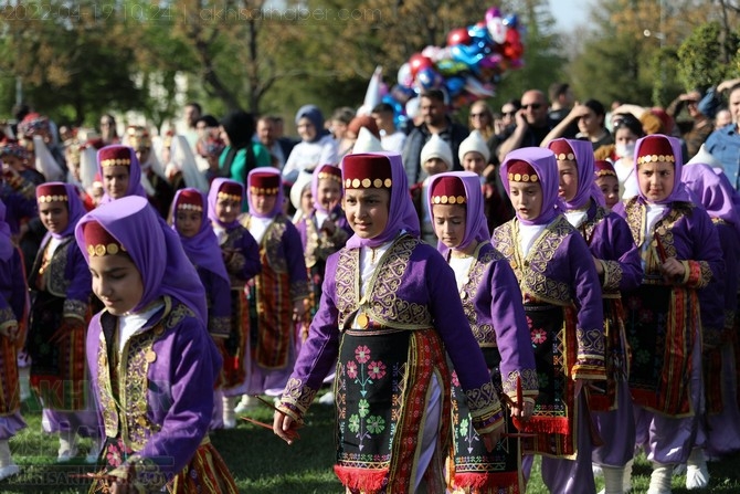 Akhisar'da Halk Oyunları Bahar Şenliği Renkli görüntülere sahne old 103