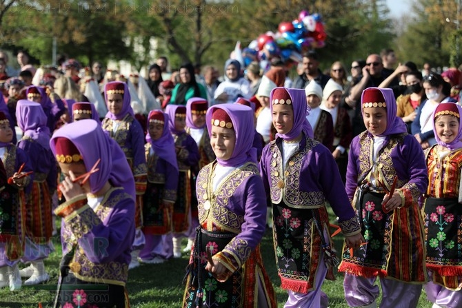 Akhisar'da Halk Oyunları Bahar Şenliği Renkli görüntülere sahne old 104