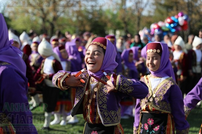 Akhisar'da Halk Oyunları Bahar Şenliği Renkli görüntülere sahne old 105