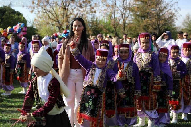 Akhisar'da Halk Oyunları Bahar Şenliği Renkli görüntülere sahne old 106