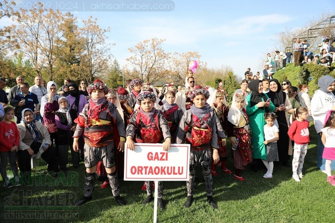 Akhisar'da Halk Oyunları Bahar Şenliği Renkli görüntülere sahne old 107