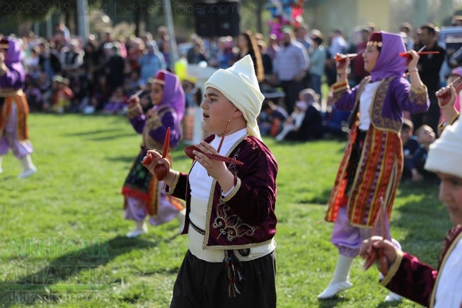 Akhisar'da Halk Oyunları Bahar Şenliği Renkli görüntülere sahne old 13