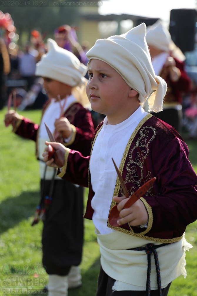 Akhisar'da Halk Oyunları Bahar Şenliği Renkli görüntülere sahne old 14