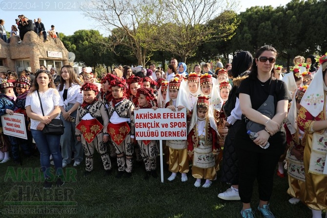 Akhisar'da Halk Oyunları Bahar Şenliği Renkli görüntülere sahne old 15