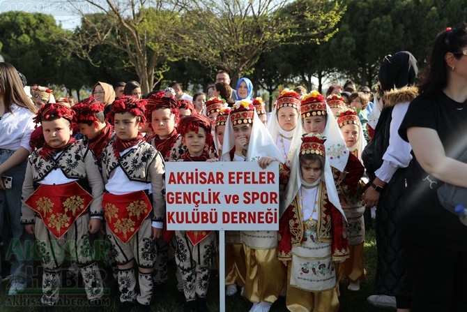 Akhisar'da Halk Oyunları Bahar Şenliği Renkli görüntülere sahne old 16