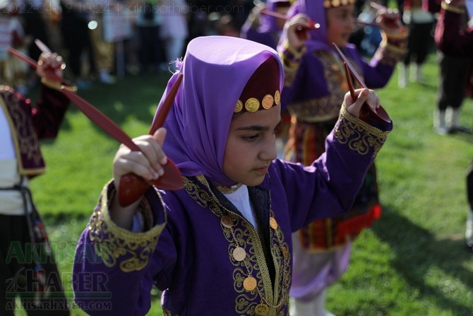 Akhisar'da Halk Oyunları Bahar Şenliği Renkli görüntülere sahne old 20