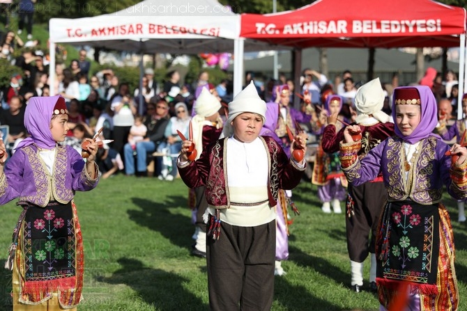 Akhisar'da Halk Oyunları Bahar Şenliği Renkli görüntülere sahne old 25