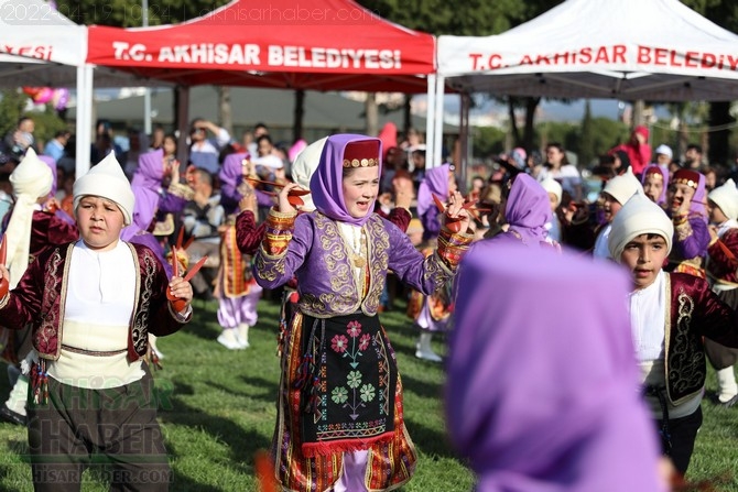 Akhisar'da Halk Oyunları Bahar Şenliği Renkli görüntülere sahne old 26