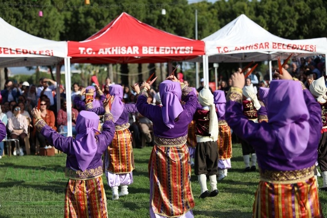 Akhisar'da Halk Oyunları Bahar Şenliği Renkli görüntülere sahne old 27