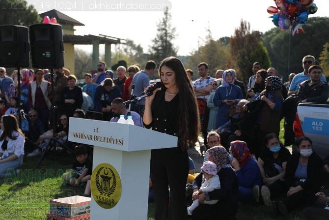 Akhisar'da Halk Oyunları Bahar Şenliği Renkli görüntülere sahne old 28