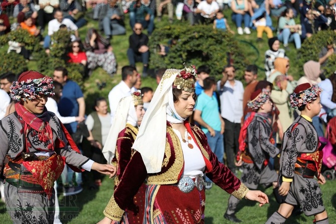 Akhisar'da Halk Oyunları Bahar Şenliği Renkli görüntülere sahne old 29