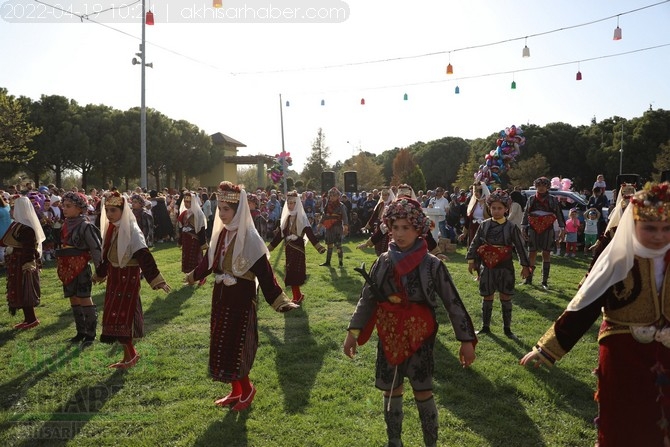 Akhisar'da Halk Oyunları Bahar Şenliği Renkli görüntülere sahne old 30