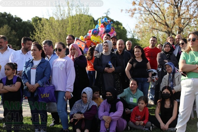 Akhisar'da Halk Oyunları Bahar Şenliği Renkli görüntülere sahne old 33