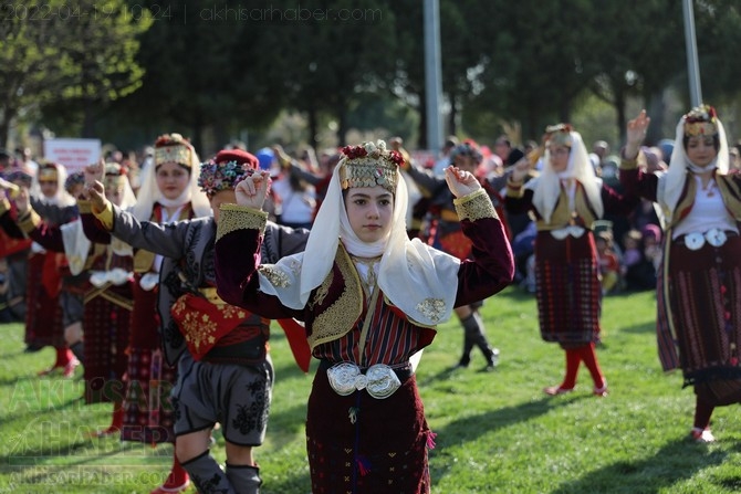 Akhisar'da Halk Oyunları Bahar Şenliği Renkli görüntülere sahne old 35