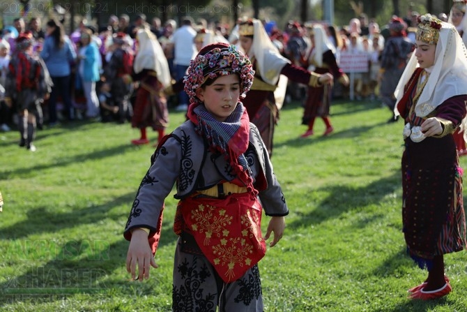 Akhisar'da Halk Oyunları Bahar Şenliği Renkli görüntülere sahne old 36