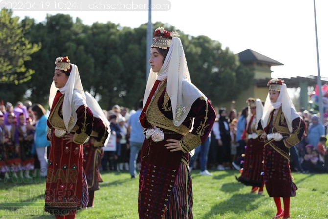 Akhisar'da Halk Oyunları Bahar Şenliği Renkli görüntülere sahne old 37