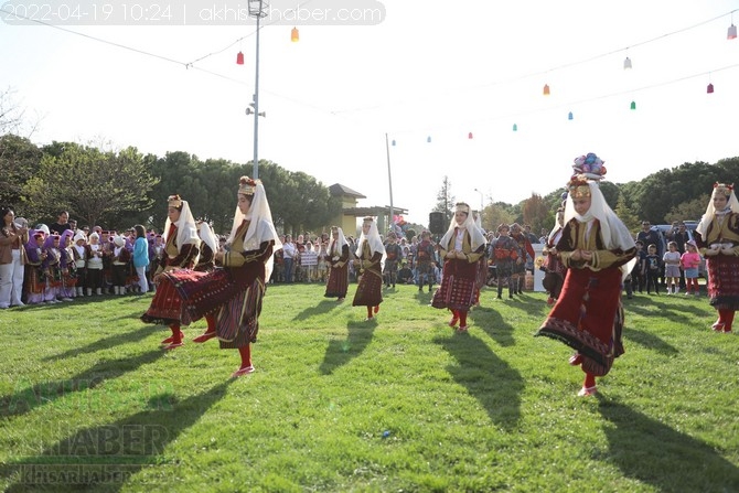 Akhisar'da Halk Oyunları Bahar Şenliği Renkli görüntülere sahne old 41