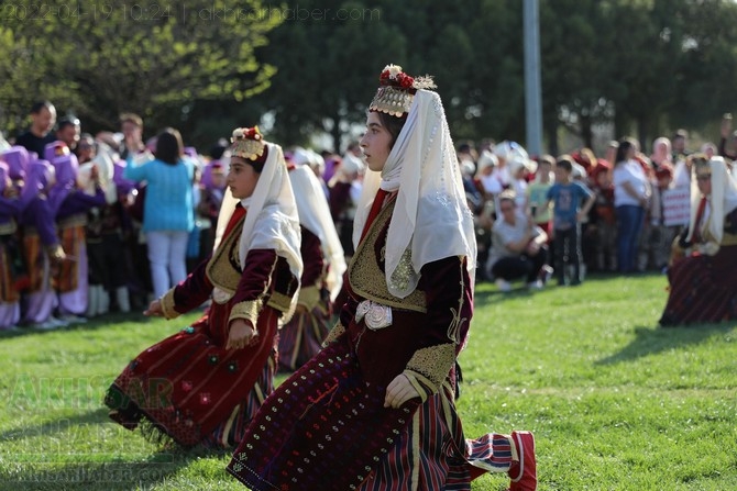 Akhisar'da Halk Oyunları Bahar Şenliği Renkli görüntülere sahne old 42