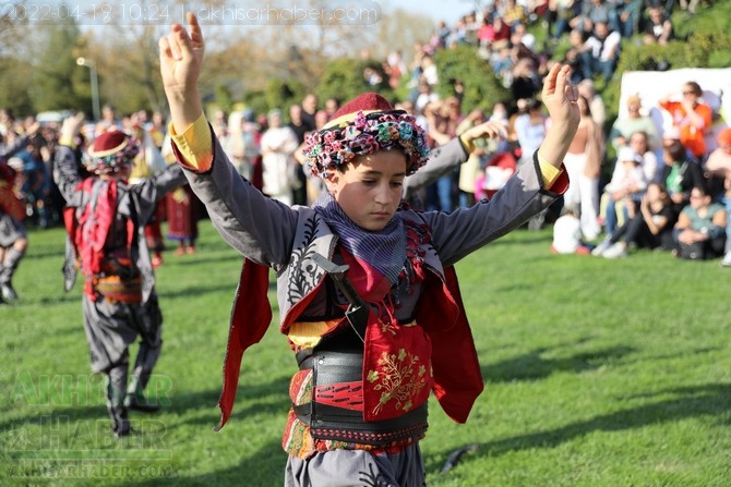 Akhisar'da Halk Oyunları Bahar Şenliği Renkli görüntülere sahne old 51