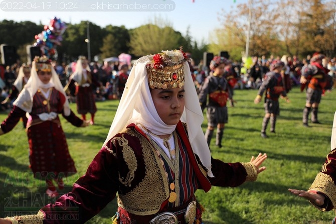 Akhisar'da Halk Oyunları Bahar Şenliği Renkli görüntülere sahne old 55