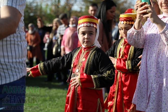 Akhisar'da Halk Oyunları Bahar Şenliği Renkli görüntülere sahne old 60