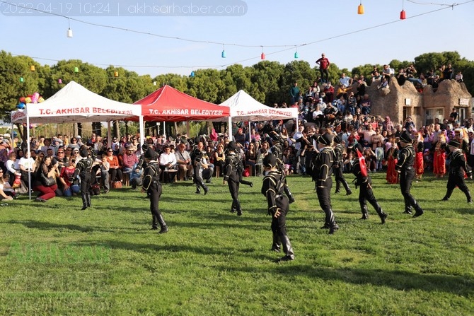 Akhisar'da Halk Oyunları Bahar Şenliği Renkli görüntülere sahne old 62