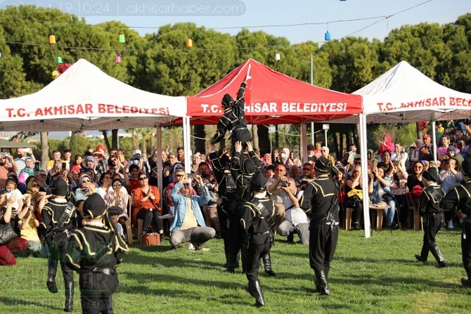 Akhisar'da Halk Oyunları Bahar Şenliği Renkli görüntülere sahne old 63