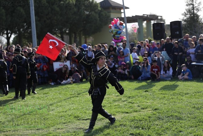 Akhisar'da Halk Oyunları Bahar Şenliği Renkli görüntülere sahne old 65