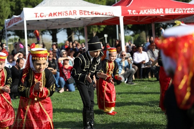 Akhisar'da Halk Oyunları Bahar Şenliği Renkli görüntülere sahne old 70