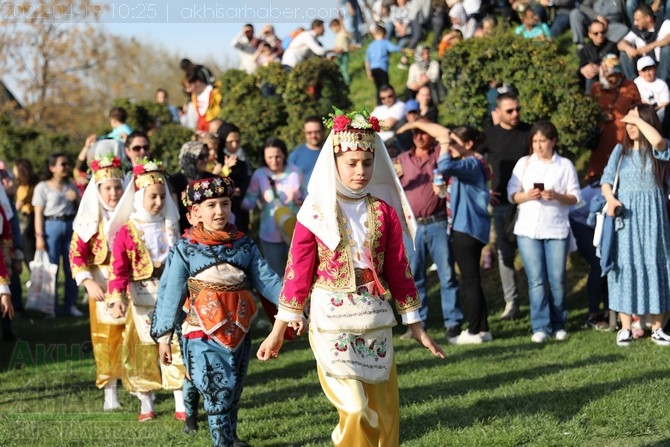 Akhisar'da Halk Oyunları Bahar Şenliği Renkli görüntülere sahne old 74