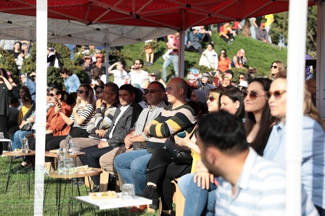 Akhisar'da Halk Oyunları Bahar Şenliği Renkli görüntülere sahne old 86